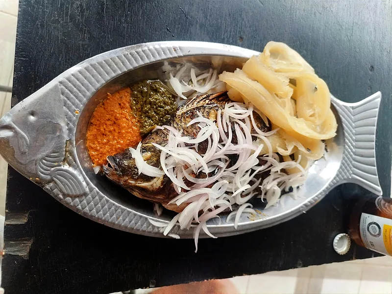 Grillezett makréla és bobolo Kamerunban