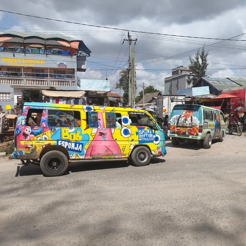 Színes matatu Mombasában, Kenyában
