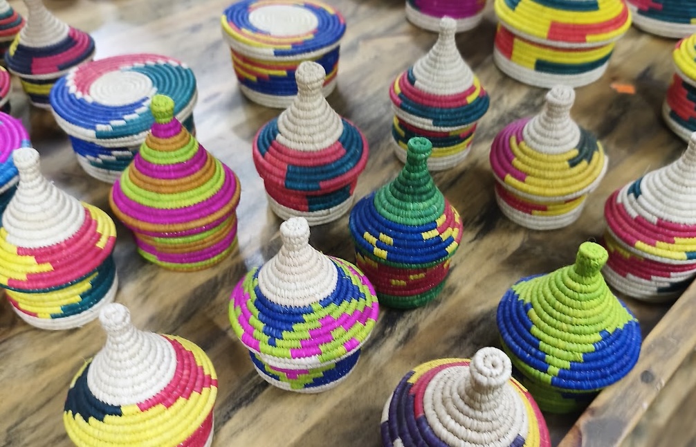 Tradicionális ugandai kosarak mini változata Fort Portálban