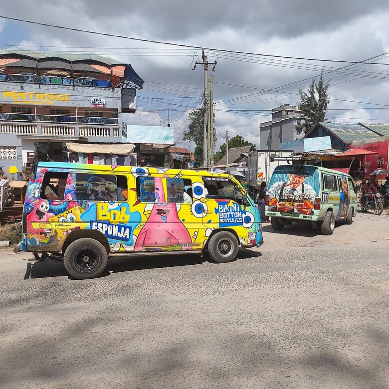 Színes matatu Mombasában, Kenyában