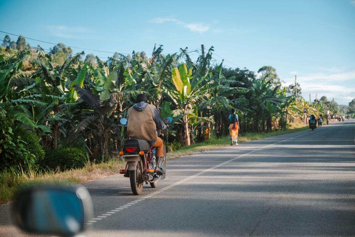 Motoros a banánültetvény mellett Ugandában